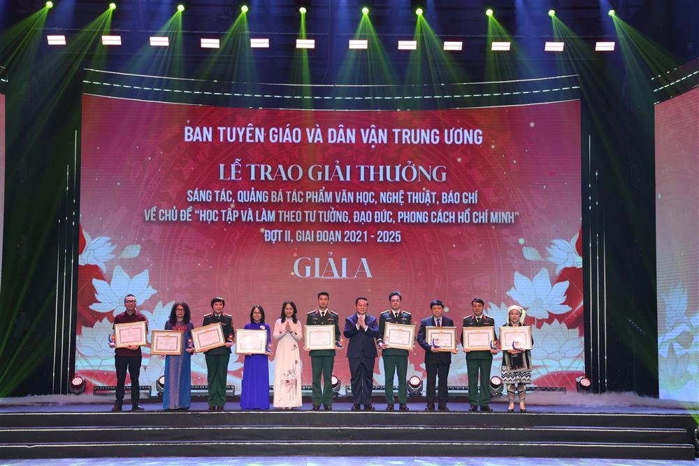 Trao giải văn học, nghệ thuật, báo chí tiêu biểu học tập và làm theo Bác Hồ